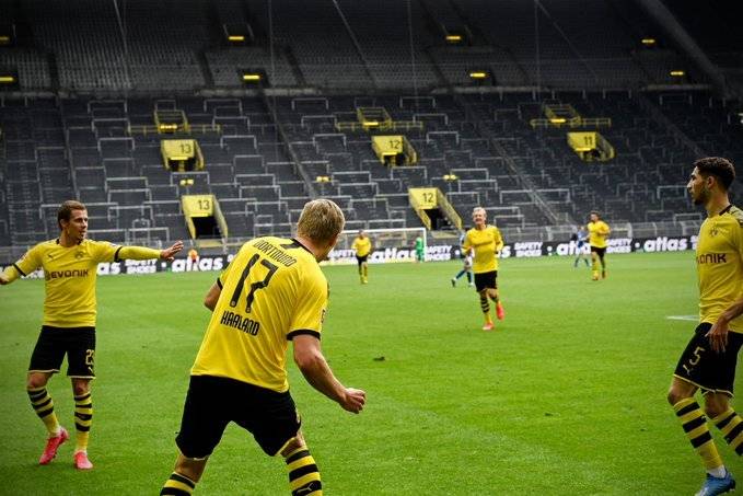  多特蒙德青训小将梅开二度惊艳全场观众  